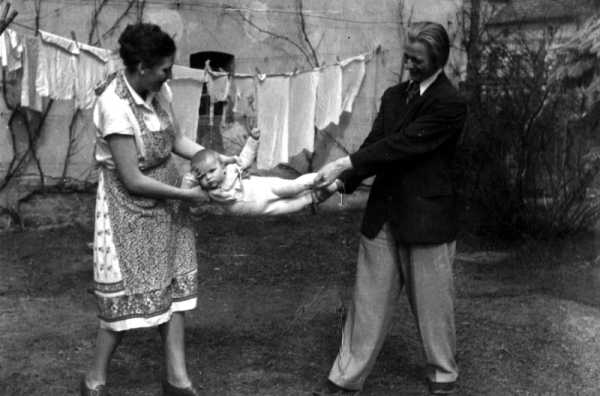 Die kleine Edda mit Eltern 1955